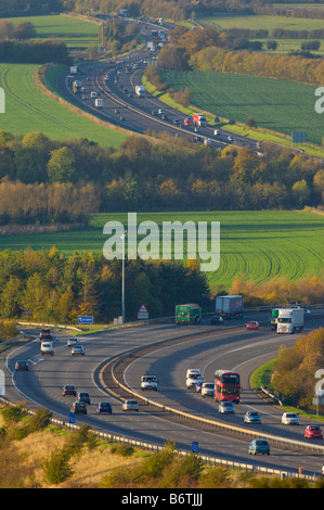 Le trafic sur l'autoroute M40 qui serpente à travers la campagne de l'Oxfordshire dans les collines de Chiltern, Angleterre. Banque D'Images