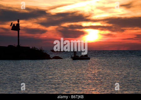 À partir d'un bateau de pêche à l'embouchure de la rivière Galien à New Buffalo Michigan au coucher du soleil Banque D'Images