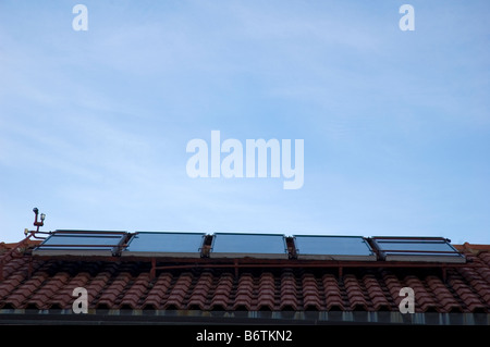 Panneau solaire sur toit. Banque D'Images