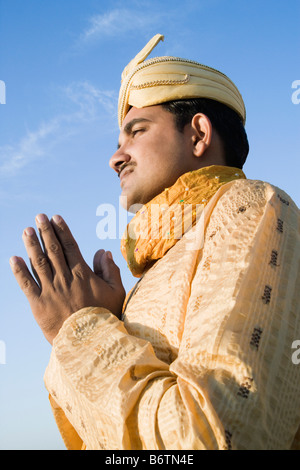 Portrait of a groom en position de prière, Jodhpur, Rajasthan, India Banque D'Images