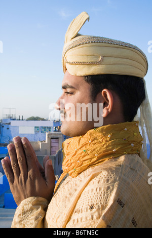 Portrait of a groom en position de prière, Jodhpur, Rajasthan, India Banque D'Images