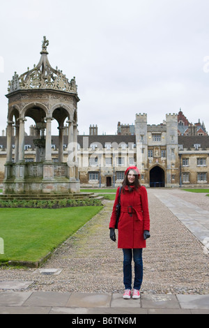 Une jeune femme qui pose pour une photographie à l'intérieur du Trinity College à l'Université de Cambridge Banque D'Images