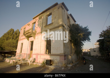 Bâtiment abandonné avec piscine café attenant à la ligne verte de la zone tampon des Nations Unies, Nicosie, Chypre Banque D'Images