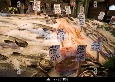 Poisson pour vente à marchands à Pike Place Market, du centre-ville de Seattle, Washington, USA Banque D'Images