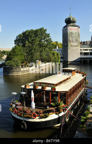 Le restaurant de l'hôtel flottant sur la rivière Vltava, Prague. Banque D'Images