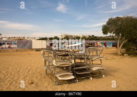 Pile de chaises longues sur la plage, Nicosie, Chypre La ligne verte Banque D'Images