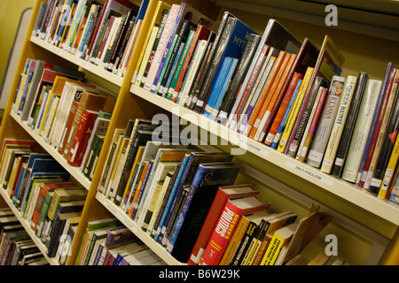 Livres sur l'étagère de la bibliothèque du Collège Banque D'Images