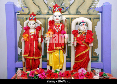 Statue en marbre du dieu hindou - dieu Rama et Sita déesse, Laxman dans un temple, Dist Ratnagiri, Maharashtra, Inde. Banque D'Images