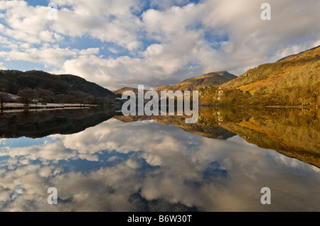 Llyn Dinas Lake dans le Nant Gwynant Snowdonia valley Banque D'Images