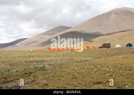 Tibet Octobre 2007 tentes dans un camp trekking dans la vallée de Rongbuk avec pics couverts de neige dans l'arrière-plan Banque D'Images