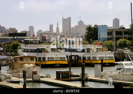 Ferry boats ligotés, Pier 39, San Francisco California USA Banque D'Images