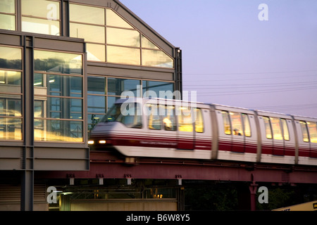 Le système de monorail AirTrain Newark à l'aéroport Newark Liberty International Airport de Newark au New Jersey USA Banque D'Images