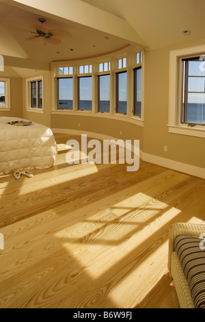 Chambre principale avec vue sur l'océan et les planchers de bois de chêne blanc Banque D'Images