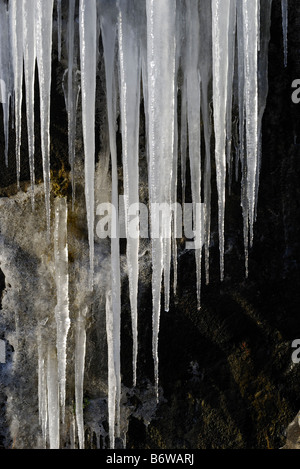 Melting icicle formations, Glenshee, Scotland Banque D'Images