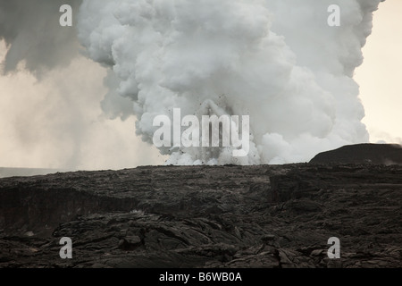 Panache de vapeur et l'éruption volcanique à Kalapana, Big Island, Hawaii, USA Banque D'Images