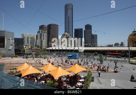 Avis de Southgate Complex et Eureka Tower sur Federation Square à Melbourne, Australie. Banque D'Images