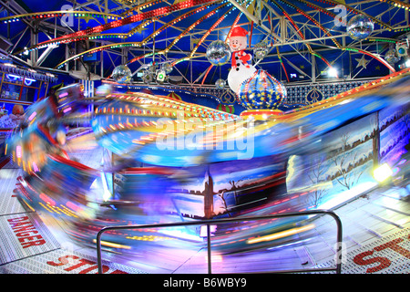 Waltzer fête foraine ride à la Winter Wonderland à Hyde Park, London, England, UK Banque D'Images