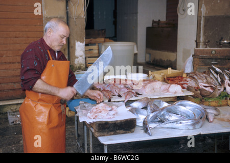 Couper du poisson au marché de la Vucciria cale à poisson Piazza Caracciolo à Palerme Sicile Italie Banque D'Images