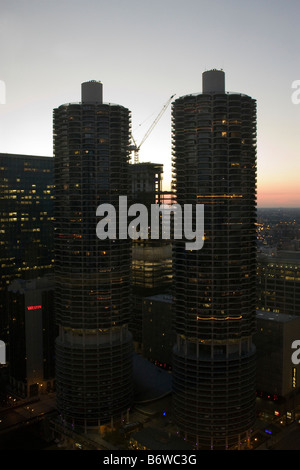 Le Marina City Towers de Chicago vu depuis une position surélevée au crépuscule Banque D'Images