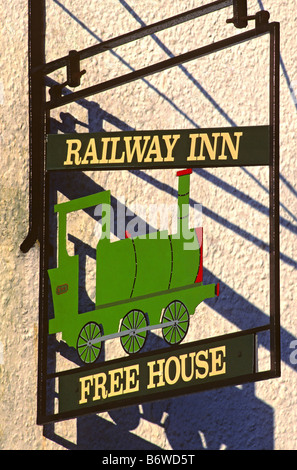 'Railway Inn' enseigne de pub près du Tal-y-Llyn, Abergynolwyn, Gwynedd, Pays de Galles, Royaume-Uni. Banque D'Images