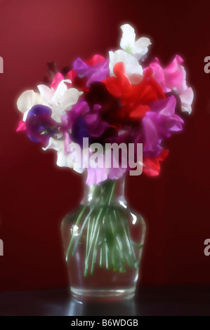 Un tas de sweetpea fleurs dans un vase en verre. (Soft focus). Banque D'Images