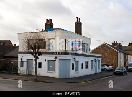 Le chemin de fer 'Fermé' Bell Public House à Tonbridge, Kent, Angleterre Banque D'Images