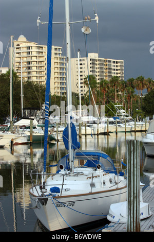 Voilier amarré dans une marina à Sarasota en Floride Banque D'Images