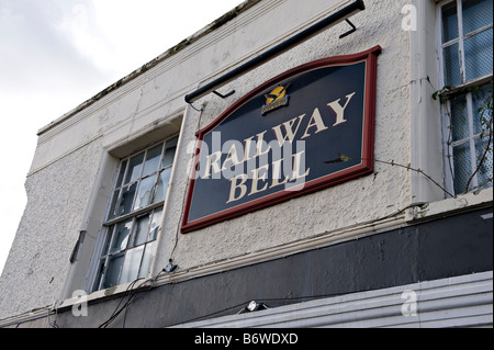 Le chemin de fer 'Fermé' Bell Public House à Tonbridge, Kent, Angleterre Banque D'Images
