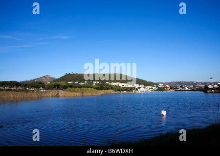 Lac Lucrino et le Monte Nuovo Hill dans le champs Phlégréens Naples Pozzuoli Campania Italie du Sud Réserve Régionale Banque D'Images