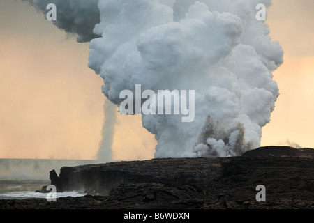 Panache de vapeur, nuage en entonnoir, et l'éruption volcanique à Kalapana, Big Island, Hawaii, USA Banque D'Images