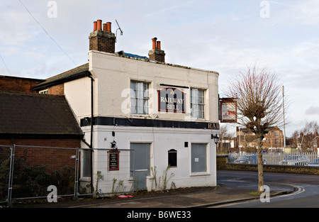 Le chemin de fer 'Fermé' Bell Public House à Tonbridge, Kent, Angleterre Banque D'Images