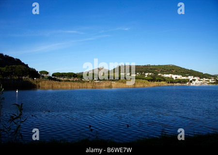 Lac Lucrino et le Monte Nuovo Hill dans le champs Phlégréens Naples Pozzuoli Campania Italie du Sud Réserve Régionale Banque D'Images