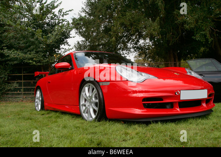 Porsche 911 rouge vif, voiture de sport moderne Banque D'Images