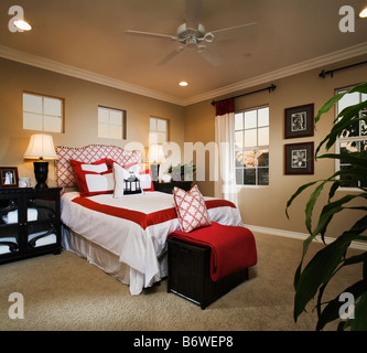 Chambre à coucher contemporaine avec des accents rouge et blanc Banque D'Images