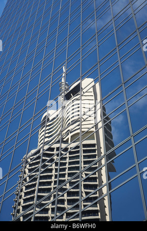 La réflexion des milieux riverains Plaza à Brisbane Queensland Australie gratte-ciel Banque D'Images