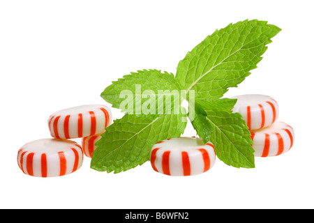 Bonbons menthe et feuille de menthe découper isolé sur fond blanc Banque D'Images