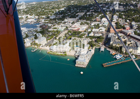 Vue aérienne de Duval St à Key West en Floride du sud à la recherche d'un biplan Banque D'Images