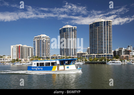 Appartements à quai Kangaroo Point Brisbane River et la ville de Brisbane Queensland Australie traversier pour passagers Banque D'Images