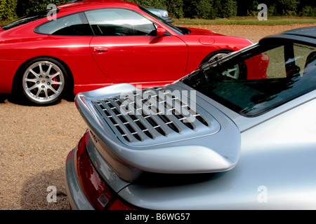 Les voitures de sport Porsche 911 garé dans une ligne Banque D'Images