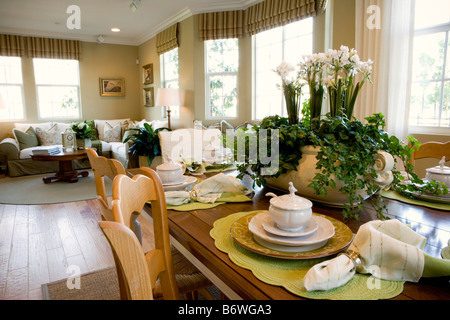 Placez les paramètres traditionnels sur table à manger en bois Banque D'Images