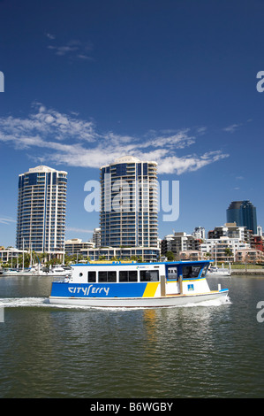 Appartements à quai Kangaroo Point Brisbane River et la ville de Brisbane Queensland Australie traversier pour passagers Banque D'Images