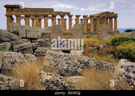 E Temple vu du Temple F ruines à l'Est de Zone de Vallée des Temples à Selinunte Sicile Italie Banque D'Images