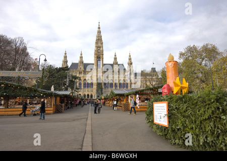 Marché de Noël en face de l'Hôtel de Ville Vienne Autriche Banque D'Images