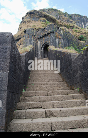 L'escalier menant à Darvaja Ganesh, l'une des 5 entrées de Fort Lohagad, Malavali, Maharashtra. Banque D'Images