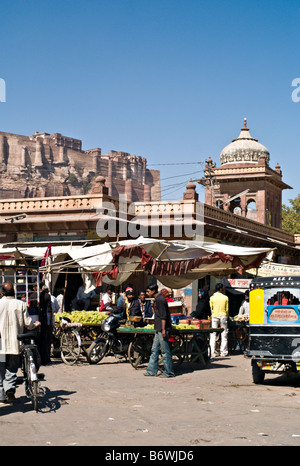 Inde Rajasthan JODHPUR Scène de rue animée dans le Sardar Market de Jodhpur avec la Mehrangarh Fort l'un des plus grands forts Banque D'Images