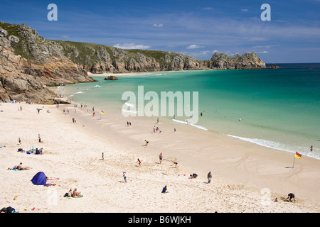 Plage de Porthcurno et Treen falaises pour Logan Rock, West Cornwall Banque D'Images