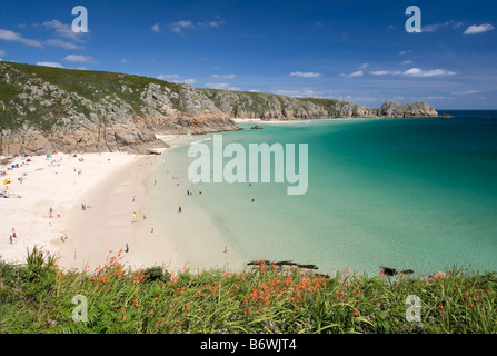 Plage de Porthcurno et Treen falaises pour Logan Rock, West Cornwall Banque D'Images