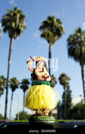 Hula girl de planche de bord avec des palmiers background Banque D'Images