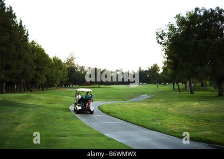 Deux hommes et leurs clubs de golf cart Banque D'Images