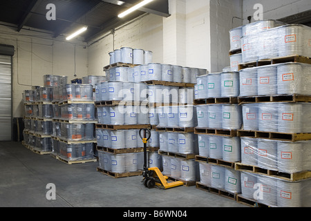 Pile de palettes dans un entrepôt Banque D'Images